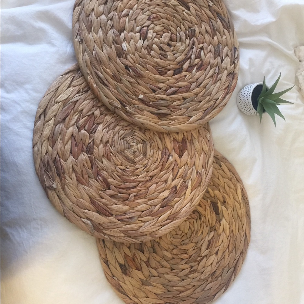 Round woven placemat